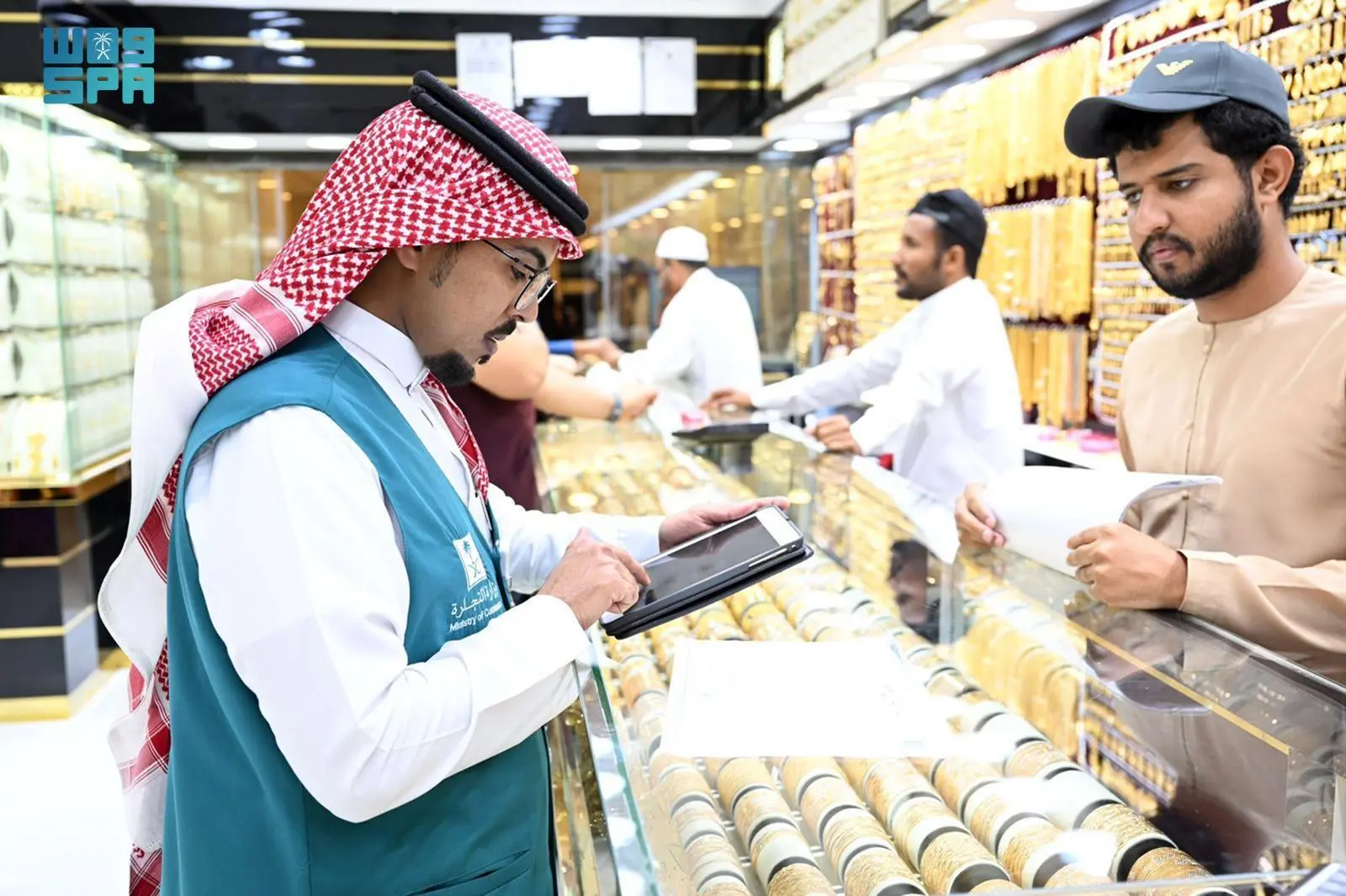 وزارة التجارة تعزز الرقابة على الأسواق في المدينة المنورة خلال شهر رمضان المبارك