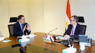 وزير التخطيط يبحث سبل تعزيز التعاون الاقتصادي والاستثماري مع السفير البريطاني