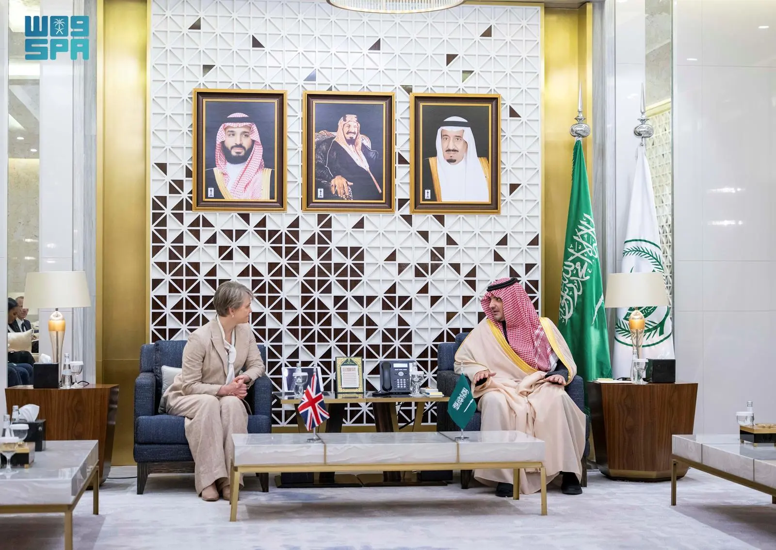 وزير الداخلية يعقد محادثات استراتيجية لتعزيز التعاون الأمني مع وزيرة الخارجية البريطانية