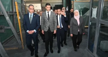 وزير الصناعة يزور مصنع زجاج السيارات والألومنيوم لتعزيز الإنتاج المحلي