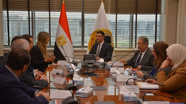 وزير الصناعة يناقش مع «مرسيدس-بنز إيجيبت» سبل توطين صناعة السيارات في مصر