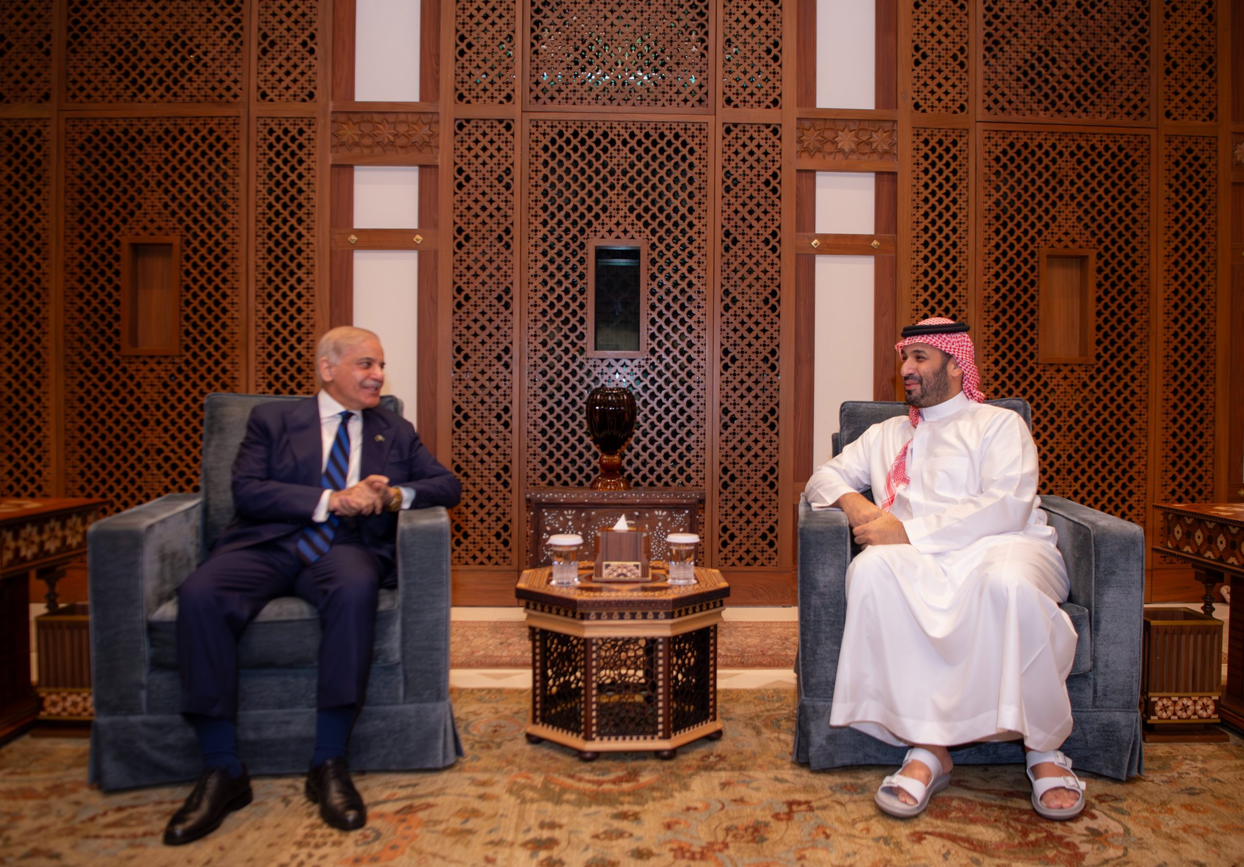 ولي العهد ورئيس الوزراء الباكستاني يتناولان التأثيرات الناجمة عن التصعيد العسكري في المنطقة